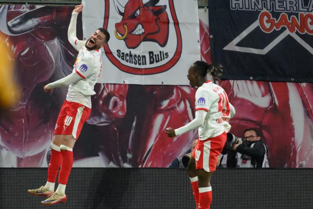 01 November 2025, Saxony, Leipzig: Leipzig's Romulo celebrates scoring his side's third goal with teammate Yan Diomande during the German Bundesliga soccer match between RB Leipzig and VfB Stuttgart at Red Bull Arena. Photo: Hendrik Schmidt/dpa - WICHTIGER HINWEIS: Gemäß den Vorgaben der DFL Deutsche Fußball Liga bzw. des DFB Deutscher Fußball-Bund ist es untersagt, in dem Stadion und/oder vom Spiel angefertigte Fotoaufnahmen in Form von Sequenzbildern und/oder videoähnlichen Fotostrecken zu verwerten bzw. verwerten zu lassen.