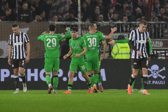 01 November 2025, Hamburg: Moenchengladbach players celebrate their side's third goal during the German Bundesliga soccer match between FC St. Pauli and Borussia Moenchengladbach at the Millerntorstadion. Photo: Daniel Bockwoldt/dpa - WICHTIGER HINWEIS: Gemäß den Vorgaben der DFL Deutsche Fußball Liga bzw. des DFB Deutscher Fußball-Bund ist es untersagt, in dem Stadion und/oder vom Spiel angefertigte Fotoaufnahmen in Form von Sequenzbildern und/oder videoähnlichen Fotostrecken zu verwerten bzw. verwerten zu lassen.