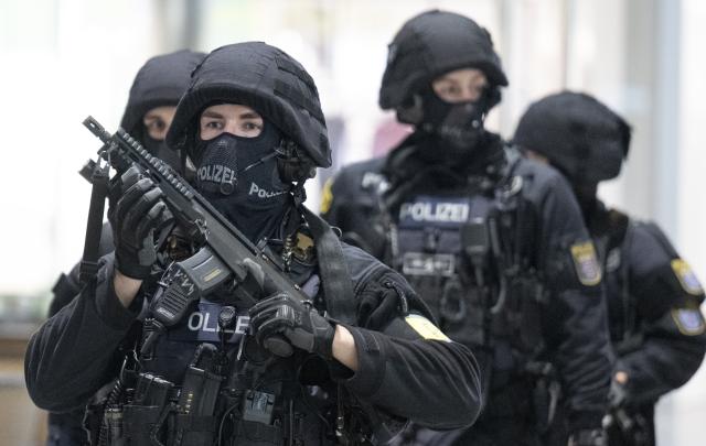 01 November 2025, Hesse, Frankfurt/Main: Heavily armed police officers comb the Northwest Center in Frankfurt, after the shopping center was evacuated. Photo: Boris Roessler/dpa