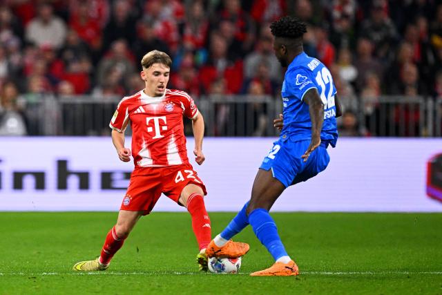 01 November 2025, Bavaria, Munich: Bayern Munich's Lennart Karl (L) and Bayer Leverkusen's Edmond Tapsoba battle for the ball during the German Bundesliga soccer match between FC Bayern Munich and Bayer Leverkusen at Allianz Arena. Photo: Tom Weller/dpa - IMPORTANT NOTICE: DFL and DFB regulations prohibit any use of photographs as image sequences and/or quasi-video.