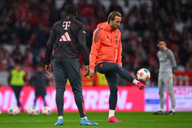 01 November 2025, Bavaria, Munich: Bayern's Harry Kane (R) warms up prior to the start of the German Bundesliga soccer match between FC Bayern Munich and Bayer Leverkusen at Allianz Arena. Photo: Tom Weller/dpa - IMPORTANT NOTICE: DFL and DFB regulations prohibit any use of photographs as image sequences and/or quasi-video.