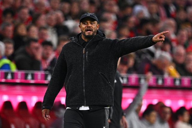 01 November 2025, Bavaria, Munich: Bayern Munich coach Vincent Kompany gestures on the touchline during the German Bundesliga soccer match between FC Bayern Munich and Bayer Leverkusen at Allianz Arena. Photo: Tom Weller/dpa - IMPORTANT NOTICE: DFL and DFB regulations prohibit any use of photographs as image sequences and/or quasi-video.
