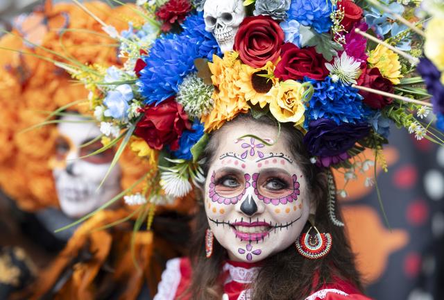 01 November 2025, Hesse, Frankfurt/Main: A woman with make-up for the Day of the Dead take part in the Catrinas parade in Frankfurt am Main. The Catrina is an iconic figure of the Dia de los Muertos (Day of the Dead) in Mexico, depicted as an elegantly dressed skeleton. Photo: Boris Roessler/dpa