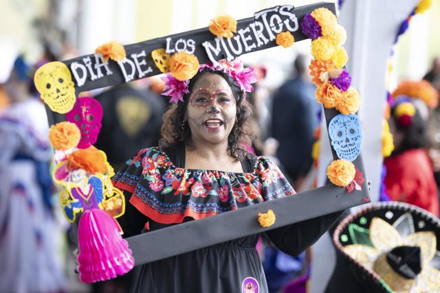 01 November 2025, Hesse, Frankfurt/Main: A woman with make-up for the Day of the Dead take part in the Catrinas parade in Frankfurt am Main. The Catrina is an iconic figure of the Dia de los Muertos (Day of the Dead) in Mexico, depicted as an elegantly dressed skeleton. Photo: Boris Roessler/dpa
