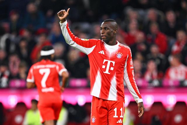01 November 2025, Bavaria, Munich: Bayern Munich's Nicolas Jackson gives the thumbs up during the German Bundesliga soccer match between FC Bayern Munich and Bayer Leverkusen at Allianz Arena. Photo: Tom Weller/dpa - IMPORTANT NOTICE: DFL and DFB regulations prohibit any use of photographs as image sequences and/or quasi-video.
