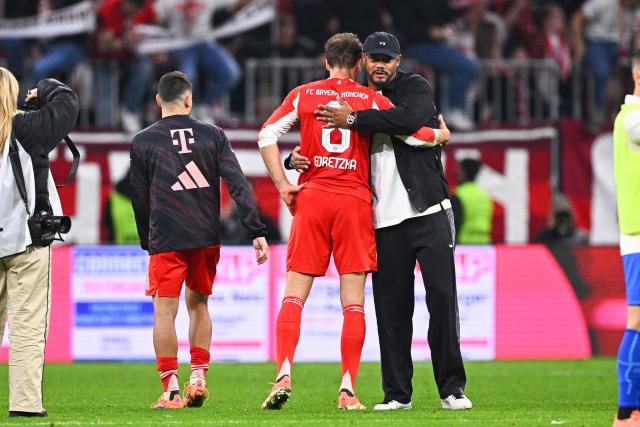 01 November 2025, Bavaria, Munich: Bayern Munich coach Vincent Kompany thanks Leon Goretzka after the German Bundesliga soccer match between FC Bayern Munich and Bayer Leverkusen at Allianz Arena. Photo: Tom Weller/dpa - IMPORTANT NOTICE: DFL and DFB regulations prohibit any use of photographs as image sequences and/or quasi-video.
