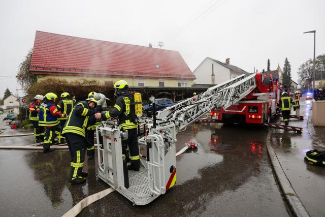02 November 2025, Baden-Württemberg, Riedlingen: Firefighters are deployed with a turntable ladder, after two people were injured in a fire. Photo: Thomas Warnack/dpa