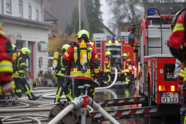 02 November 2025, Baden-Württemberg, Riedlingen: Firefighters are deployed with a turntable ladder, after two people were injured in a fire. Photo: Thomas Warnack/dpa