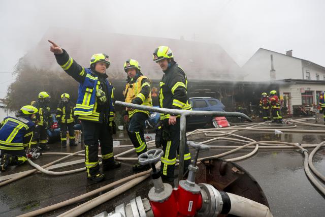 02 November 2025, Baden-Württemberg, Riedlingen: Firefighters are deployed with a turntable ladder, after two people were injured in a fire. Photo: Thomas Warnack/dpa