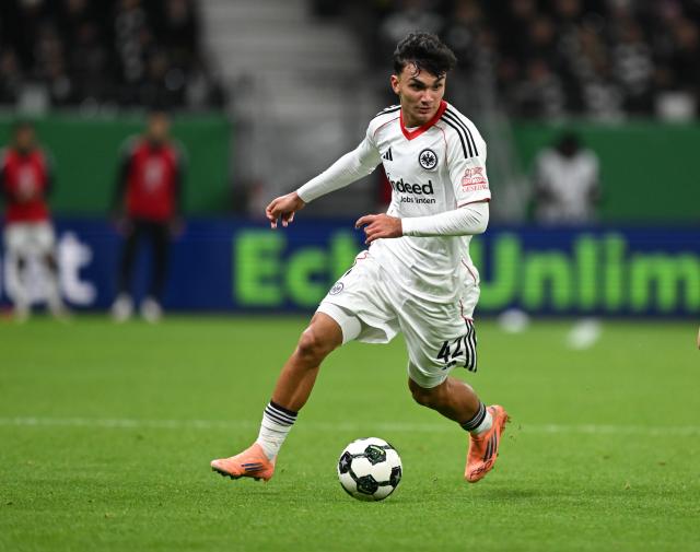 FILED - 28 October 2025, Hesse, Frankfurt_Main: Frankfurt's Can Uzun in action during the German DFB Cup soccer match between Eintracht Frankfurt and Borussia Dortmund at the Deutsche Bank Park. Photo: Arne Dedert/dpa - IMPORTANT NOTE: In accordance with the regulations of the DFL German Football League and the DFB German Football Association, it is prohibited to utilize or have utilized photographs taken in the stadium and/or of the match in the form of sequential images and/or video-like photo series.