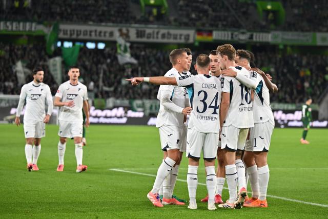 02 November 2025, Lower Saxony, Wolfsburg: Hoffenheim's Wouter Burger (2nd R) celebrates scoring his side's first goal during the German Bundesliga soccer match between VfL Wolfsburg and TSG Hoffenheim at the Volkswagen Arena. Photo: Swen Pförtner/dpa - IMPORTANT NOTICE: DFL and DFB regulations prohibit any use of photographs as image sequences and/or quasi-video.