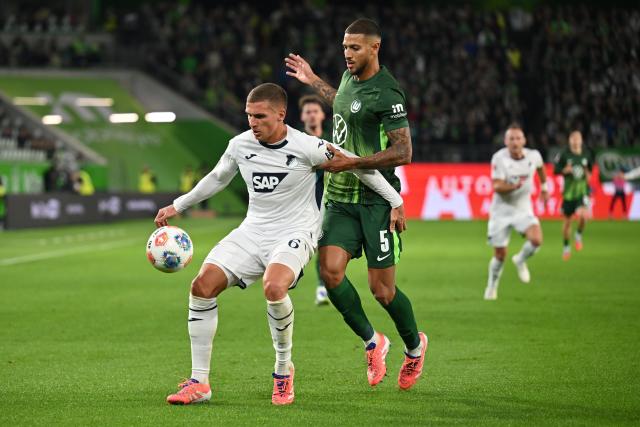 02 November 2025, Lower Saxony, Wolfsburg: Hoffenheim's Grischa Proemel in action against Wolfsburg's Vinicius Souza during the German Bundesliga soccer match between VfL Wolfsburg and TSG Hoffenheim at the Volkswagen Arena. Photo: Swen Pförtner/dpa - IMPORTANT NOTICE: DFL and DFB regulations prohibit any use of photographs as image sequences and/or quasi-video.