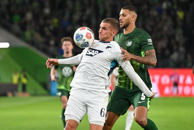 02 November 2025, Lower Saxony, Wolfsburg: Hoffenheim's Grischa Proemel in action against Wolfsburg's Vinicius Souza during the German Bundesliga soccer match between VfL Wolfsburg and TSG Hoffenheim at the Volkswagen Arena. Photo: Swen Pförtner/dpa - IMPORTANT NOTICE: DFL and DFB regulations prohibit any use of photographs as image sequences and/or quasi-video.