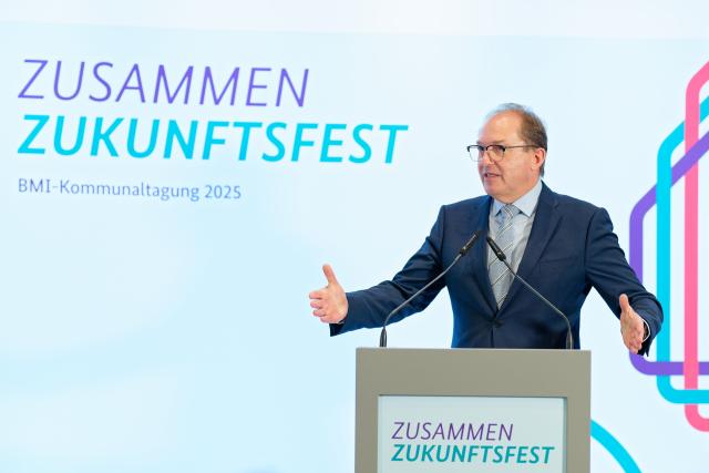 03 November 2025, Baden-Württemberg, Mannheim: German Minister of the Interior Alexander Dobrindt speaks at the municipal conference "Together for the Future". Photo: Uwe Anspach/dpa