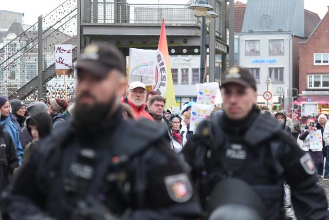 03 November 2025, Schleswig-Holstein, Husum: Police officers accompany a demonstration during the inaugural visit of Chancellor Merz, who is on his first official trip to Schleswig-Holstein. Photo: Marcus Brandt/dpa