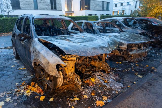 03 November 2025, Hamburg: Burnt-out vehicles stand on a street in the Othmarschen district of western Hamburg, after a car belonging to Bernd Baumann, Parliamentary Secretary of the AfD parliamentary group, goes up in flames in front of his house. Police confirm that the state security service is investigating. Photo: Bodo Marks/dpa