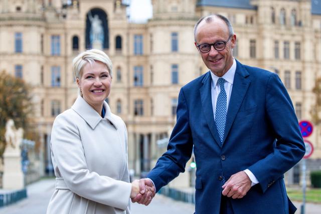 04 November 2025, Mecklenburg-Western Pomerania, Schwerin: German Chancellor Friedrich Merz is greeted by Manuela Schwesig, Minister President of Mecklenburg-Vorpommern, in front of Schwerin Castle. Photo: Jens Büttner/dpa