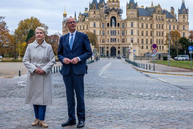 04 November 2025, Mecklenburg-Western Pomerania, Schwerin: German Chancellor Friedrich Merz is greeted by Manuela Schwesig, Minister President of Mecklenburg-Vorpommern, in front of Schwerin Castle. Photo: Jens Büttner/dpa