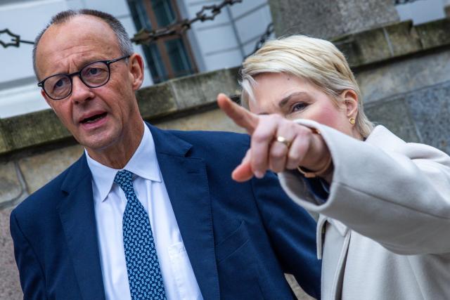 04 November 2025, Mecklenburg-Western Pomerania, Schwerin: German Chancellor Friedrich Merz is greeted by Manuela Schwesig, Minister President of Mecklenburg-Vorpommern, in front of Schwerin Castle. Photo: Jens Büttner/dpa