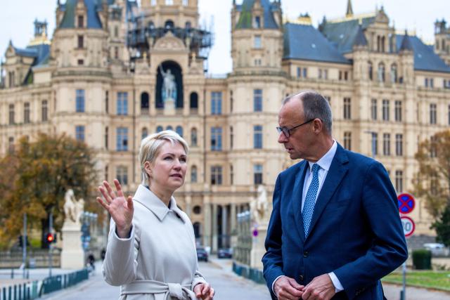 04 November 2025, Mecklenburg-Western Pomerania, Schwerin: German Chancellor Friedrich Merz is greeted by Manuela Schwesig, Minister President of Mecklenburg-Vorpommern, in front of Schwerin Castle. Photo: Jens Büttner/dpa
