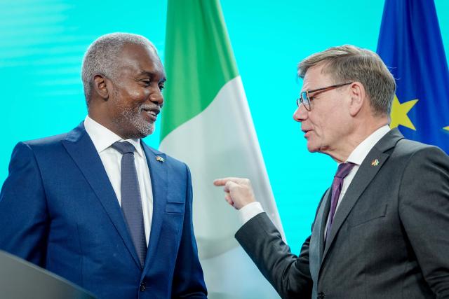 04 November 2025, Berlin: German Foreign Minister Johann Wadephul (R) and his Nigerian counterpart Yusuf Tuggar give a press conference during the plenary session of the Binational German-Nigerian Commission. Photo: Kay Nietfeld/dpa
