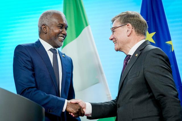 04 November 2025, Berlin: German Foreign Minister Johann Wadephul (R) and his Nigerian counterpart Yusuf Tuggar give a press conference during the plenary session of the Binational German-Nigerian Commission. Photo: Kay Nietfeld/dpa