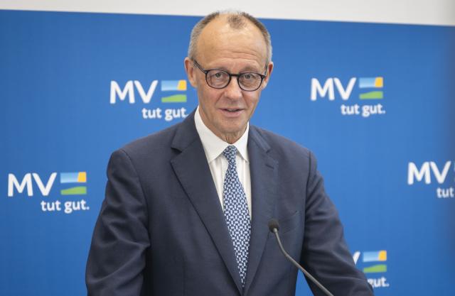 04 November 2025, Mecklenburg-Western Pomerania, Schwerin: German Chancellor Friedrich Merz speaks during a joint press conference with Manuela Schwesig, Minister President of Mecklenburg-Vorpommern. Photo: Philip Dulian/dpa