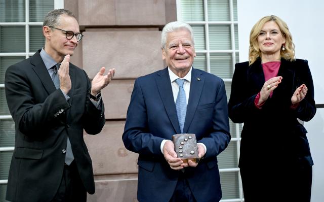 04 November 2025, Berlin: Former German President Joachim Gauck reacts after receiving the German Society's Award for Services to German and European Understanding. Photo: Britta Pedersen/dpa