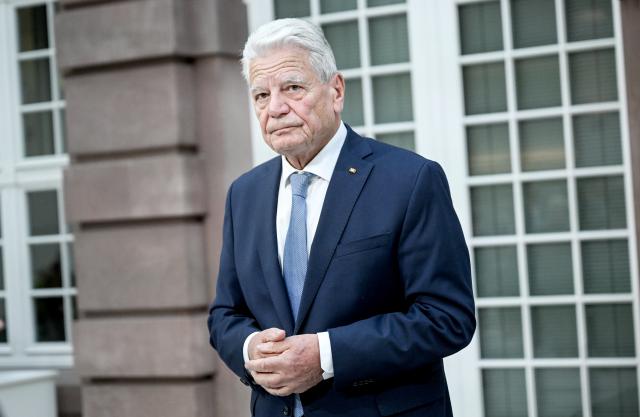 04 November 2025, Berlin: Former German President Joachim Gauck reacts after receiving the German Society's Award for Services to German and European Understanding. Photo: Britta Pedersen/dpa