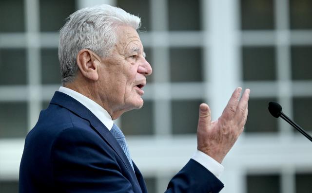 04 November 2025, Berlin: Former German President Joachim Gauck speaks after receiving the German Society's Award for Services to German and European Understanding. Photo: Britta Pedersen/dpa