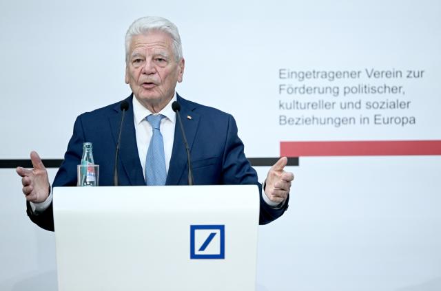 04 November 2025, Berlin: Former German President Joachim Gauck speaks after receiving the German Society's Award for Services to German and European Understanding. Photo: Britta Pedersen/dpa