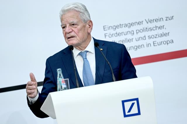 04 November 2025, Berlin: Former German President Joachim Gauck speaks after receiving the German Society's Award for Services to German and European Understanding. Photo: Britta Pedersen/dpa
