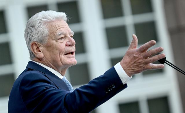 04 November 2025, Berlin: Former German President Joachim Gauck speaks after receiving the German Society's Award for Services to German and European Understanding. Photo: Britta Pedersen/dpa