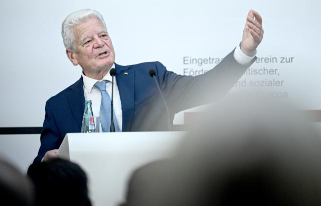 04 November 2025, Berlin: Former German President Joachim Gauck speaks after receiving the German Society's Award for Services to German and European Understanding. Photo: Britta Pedersen/dpa