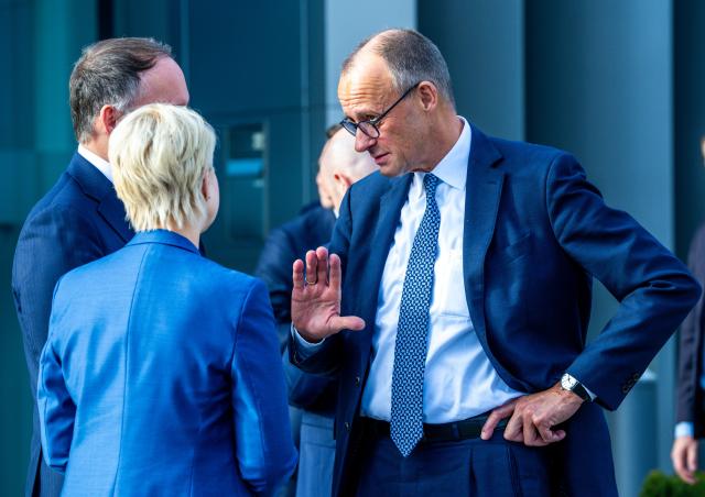 04 November 2025, Mecklenburg-Western Pomerania, Schwerin: German Chancellor Friedrich Merz (R) talks to Manuela Schwesig, Minister President of Mecklenburg-Vorpommern, and Simon Michel, CEO of Ypsomed, after a visit to Ypsomed. Photo: Jens Büttner/dpa