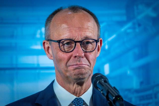 04 November 2025, Mecklenburg-Western Pomerania, Schwerin: German Chancellor Friedrich Merz speaks to the media during his visit to Ypsomed. Photo: Jens Büttner/dpa