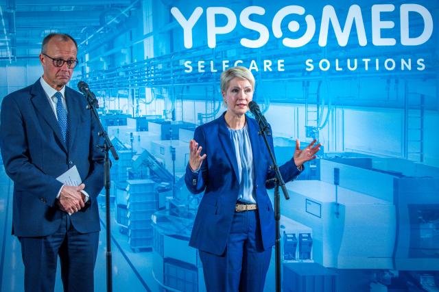 04 November 2025, Mecklenburg-Western Pomerania, Schwerin: German Chancellor Friedrich Merz and Manuela Schwesig, Minister President of Mecklenburg-Vorpommern, inform media representatives about the tour of the company, which manufactures infusion sets and injection devices for diabetics, after a tour of the Ypsomed plant. Photo: Jens Büttner/dpa