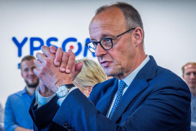 04 November 2025, Mecklenburg-Western Pomerania, Schwerin: German Chancellor Friedrich Merz speaks to the employees during his visit to Ypsomed. Photo: Jens Büttner/dpa