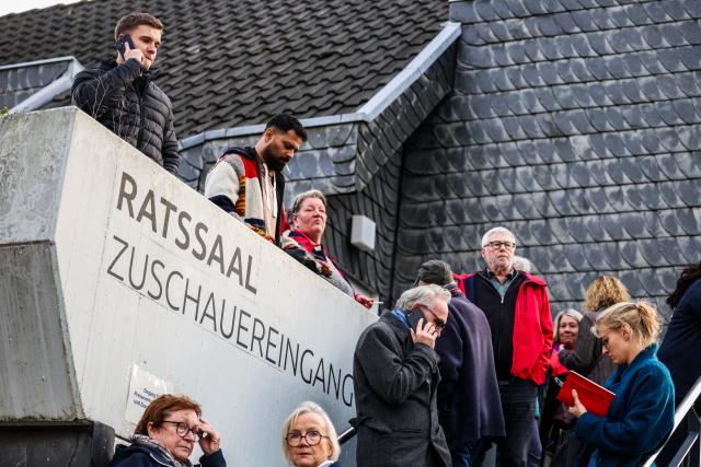 04 November 2025, North Rhine-Westphalia, Herdecke: Citizens wait at the entrance to the council chamber as local politician I. Stalzer is sworn in as the new mayor of Herdecke, nearly a month after surviving a life-threatening knife attack on November 4, 2025. It marks the SPD politician's first public appearance since the incident. Photo: Christoph Reichwein/dpa