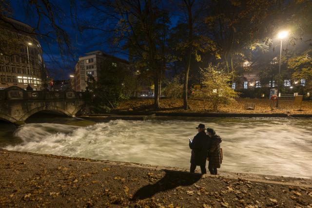 FILED - 31 October 2025, Bavaria, Munich: A newly installed spotlight illuminates the Eisbach wave in the English Garden for the first time. The famous surfing wave on a stream in the southern German city of Munich is set to be restored, a surfers' representative said on Tuesday. Photo: Peter Kneffel/dpa