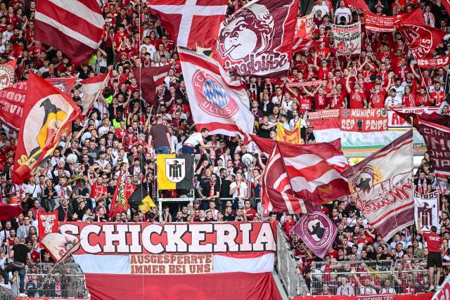 FILED - 30 August 2025, Bavaria, Augsburg: FC Bayern fans with flags during the German Bundesliga soccer match between FC Augsburg and Bayern Munich at WWK-Arena. Photo: Harry Langer/dpa