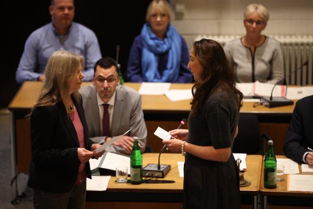 04 November 2025, North Rhine-Westphalia, Herdecke: Iris Stalzer (R) is sworn in as the new mayor of the town of Herdecke in the town hall. Local politician I. Stalzer is sworn in as the new mayor of the Ruhr area town of Herdecke just under a month after the life-threatening knife attack on her on November 4, 2025. Photo: Christoph Reichwein/dpa