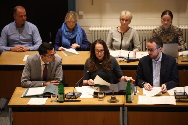 04 November 2025, North Rhine-Westphalia, Herdecke: Iris Stalzer (C) chairs her first council meeting after being sworn in as mayor of the town of Herdecke. Local politician I. Stalzer is sworn in as the new mayor of the Ruhr area town of Herdecke just under a month after the life-threatening knife attack on her on November 4, 2025. Photo: Christoph Reichwein/dpa