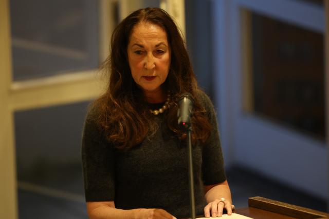 04 November 2025, North Rhine-Westphalia, Herdecke: Iris Stalzer (C) chairs her first council meeting after being sworn in as mayor of the town of Herdecke. Local politician I. Stalzer is sworn in as the new mayor of the Ruhr area town of Herdecke just under a month after the life-threatening knife attack on her on November 4, 2025. Photo: Christoph Reichwein/dpa