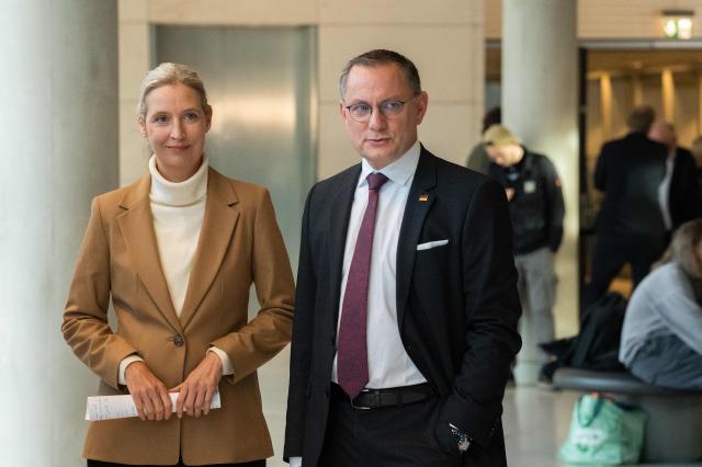 04 November 2025, Berlin: Parliamentary group and federal chair of the Alternative for Germany (AfD) Alice Weidel (L) and and AfD co-chair Tino Chrupalla arrive to give a statement before the parliamentary group meeting. Photo: Alicia Windzio/dpa