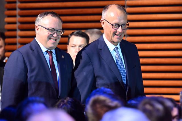 04 November 2025, Thuringia, Weimar: German Chancellor Friedrich Merz (R) and Minister President of Thuringia Mario Voigt attend the annual reception of the Thuringian 
Christian Democratic Union of Germany (CDU) parliamentary group at the "neue weimarhalle" congress center. Photo: Martin Schutt/dpa