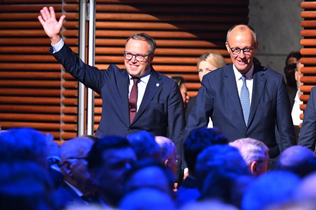 04 November 2025, Thuringia, Weimar: German Chancellor Friedrich Merz (R) and Minister President of Thuringia Mario Voigt attend the annual reception of the Thuringian 
Christian Democratic Union of Germany (CDU) parliamentary group at the "neue weimarhalle" congress center. Photo: Martin Schutt/dpa