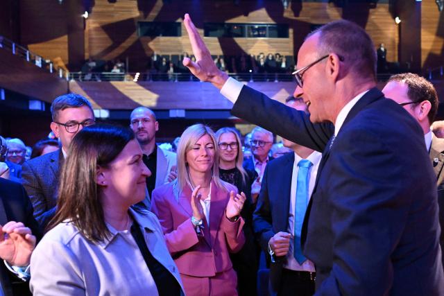 04 November 2025, Thuringia, Weimar: German Chancellor Friedrich Merz attends the annual reception of the Thuringian 
Christian Democratic Union of Germany (CDU) parliamentary group at the "neue weimarhalle" congress center. Photo: Martin Schutt/dpa