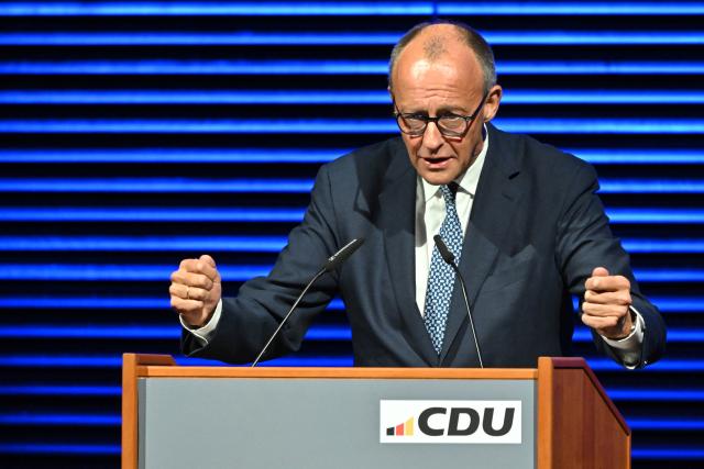 04 November 2025, Thuringia, Weimar: German Chancellor Friedrich Merz speaks at the annual reception of the Thuringian Christian Democratic Union of Germany (CDU) parliamentary group at the "neue weimarhalle" congress center. Photo: Martin Schutt/dpa