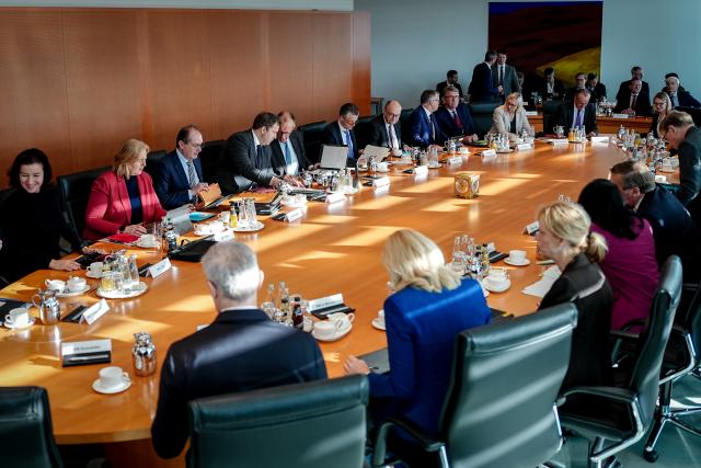 05 November 2025, Berlin: Members of the German Cabinet meets in the Chancellery under the leadership of German Chancellor Friedrich Merz (Center L). Photo: Kay Nietfeld/dpa